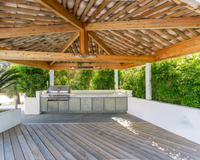 Lecci, Villa avec piscine,  5 chambres, environnement calme, proche plage et commodités