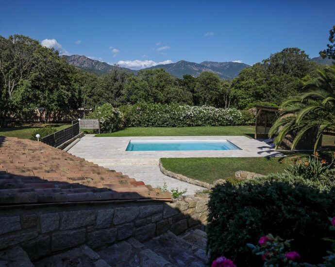 Nord d&rsquo;Ajaccio, Tiuccia, villa, 5 chambres, piscine, vue mer panoramique, plage à pied