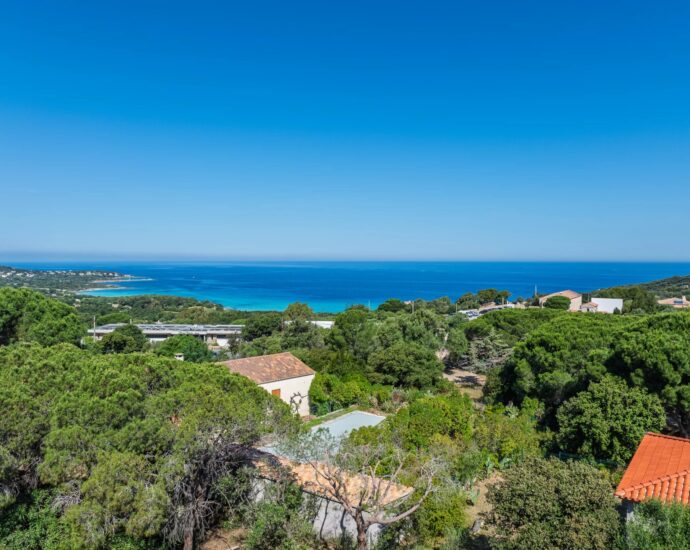 L&rsquo;Île Rousse, terrain à bâtir, vue mer, plage et commerces à pied