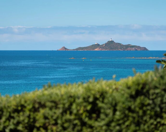 Exclusivité, Ajaccio, Bord de mer,Route des Sanguinaires, Villa vue  mer panoramique, 5 chambres, piscine , plage à pied
