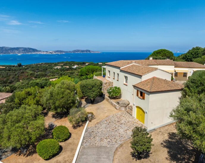 Lumio, Villa 4 chambres, piscine, vue panoramique mer et montagnes, plage à pied