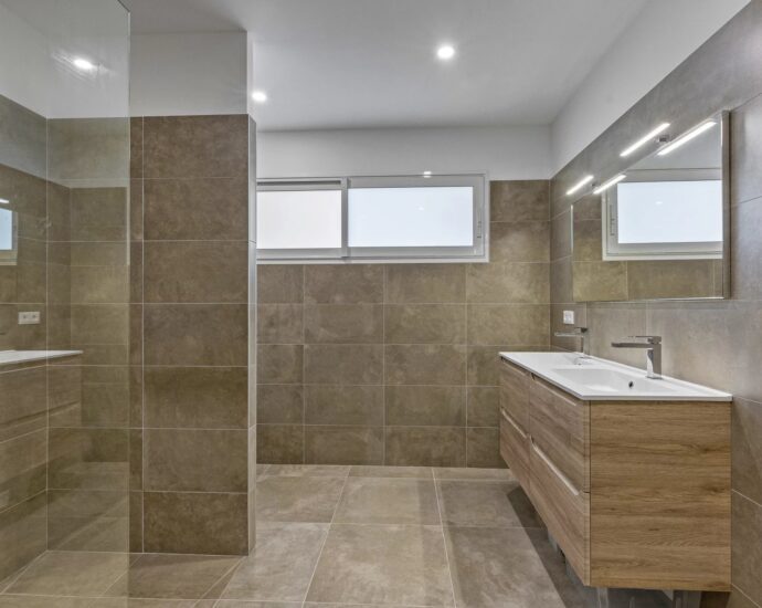 Lecci-, Villa 4 chambres, de plain-pied, avec piscine, proche plage