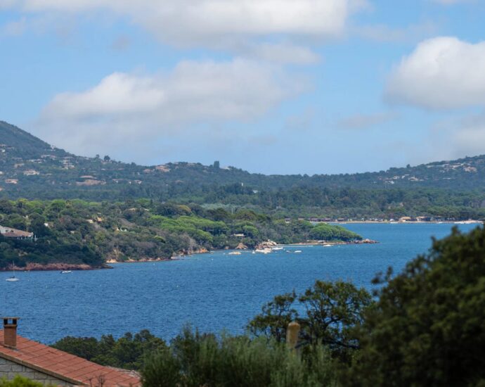 Porto-Vecchio, penthouse contemporain vue mer, 3 chambres, terrasses, garage, proche plage