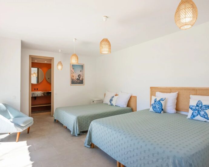 Plage de Cala Rossa, Villa 6 chambres, pied dans l&rsquo;eau, piscine, vue mer, plage à pied
