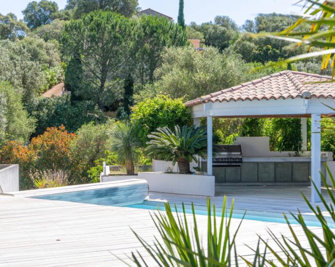 Lecci, Villa avec piscine,  5 chambres, environnement calme, proche plage et commodités