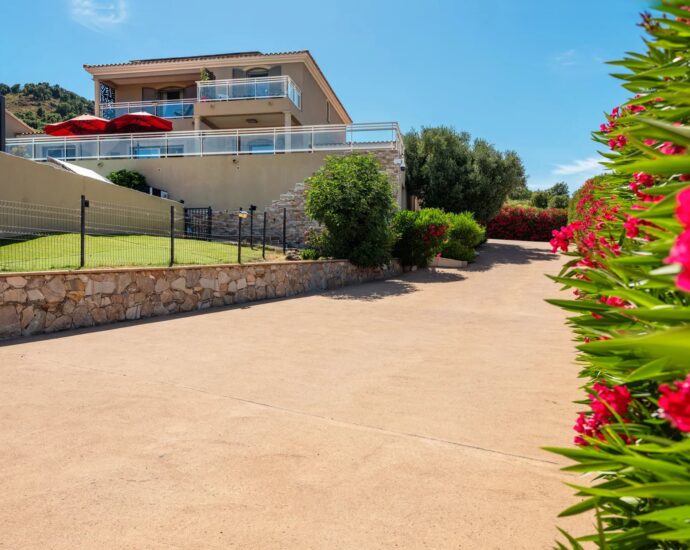 Biguglia, Villa d&rsquo;architecte, 6 chambres, annexe indépendante, vue mer, proche plage