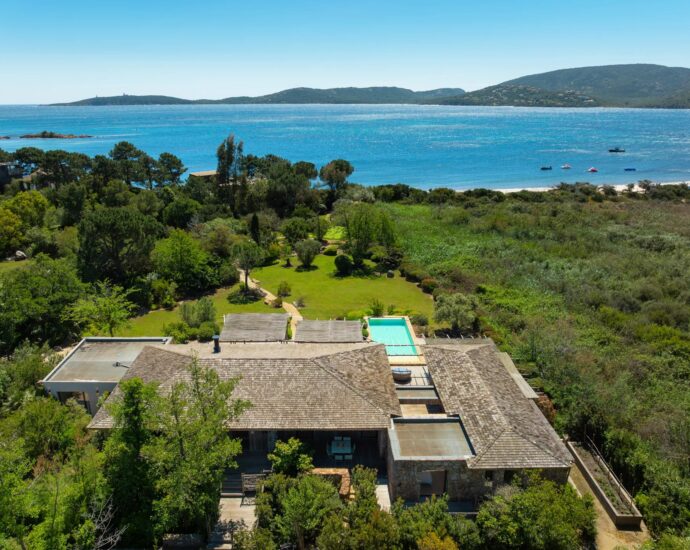 Plage de Cala Rossa, Villa 6 chambres, pied dans l&rsquo;eau, piscine, vue mer, plage à pied