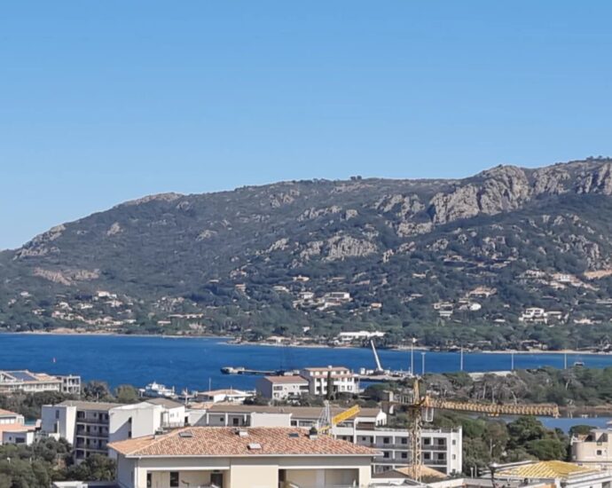 Porto-Vecchio, appartement contemporain, 3 chambres, vue mer, proche plage, piscine