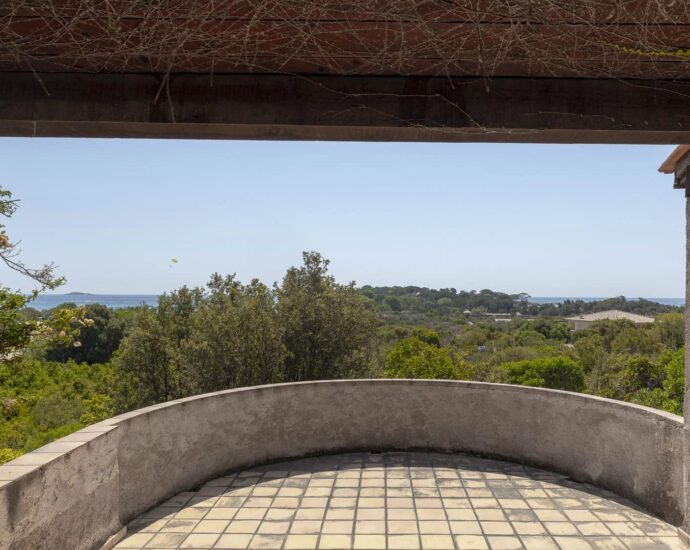 Porto-Vecchio, Palombaggia, Ensemble de deux villas à rénover, vue mer, plage à pied