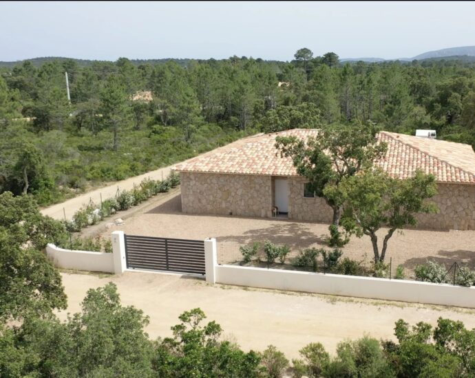Lecci-, Villa 4 chambres, de plain-pied, avec piscine, proche plage