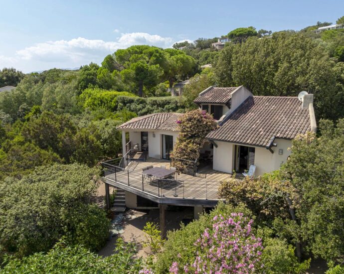 Exclusivité, Domaine de Cala Rossa, villa à rénover avec vue sur la mer, plage à pied