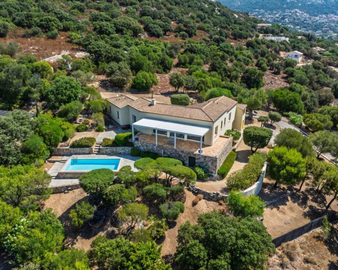 Lumio, Villa 4 chambres, piscine, vue panoramique mer et montagnes, plage à pied