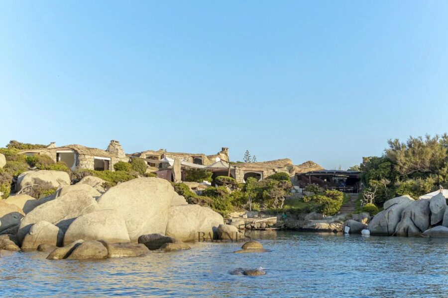 Ile de Cavallo – Propriété d&rsquo;exception – Pieds dans l&rsquo;eau – crique d&rsquo;accostage privée – jardin méditerranéen – 9 chambres
