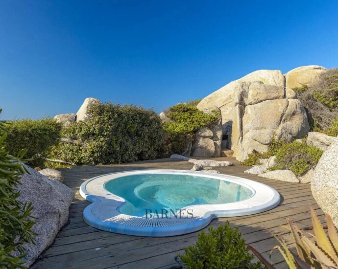 Ile de Cavallo – Propriété d&rsquo;exception – Pieds dans l&rsquo;eau – crique d&rsquo;accostage privée – jardin méditerranéen – 9 chambres