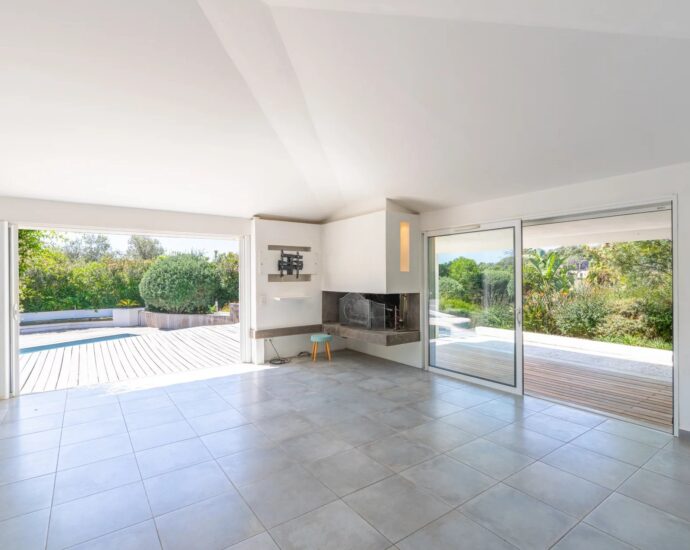 Lecci, Villa avec piscine,  5 chambres, environnement calme, proche plage et commodités