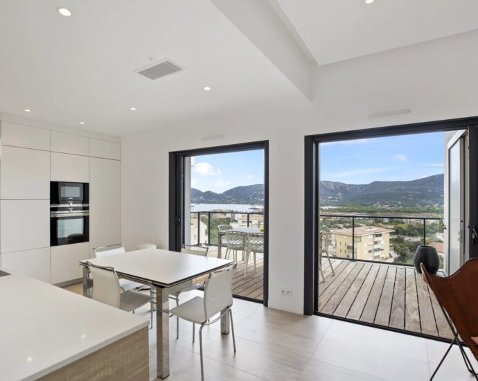 Porto-Vecchio, appartement contemporain, 3 chambres, vue mer, proche plage, piscine