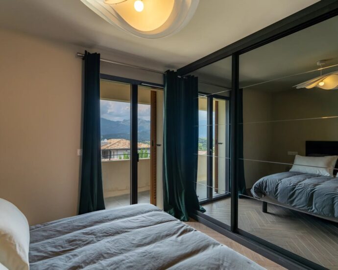 Porto-Vecchio, penthouse contemporain vue mer, 3 chambres, terrasses, garage, proche plage