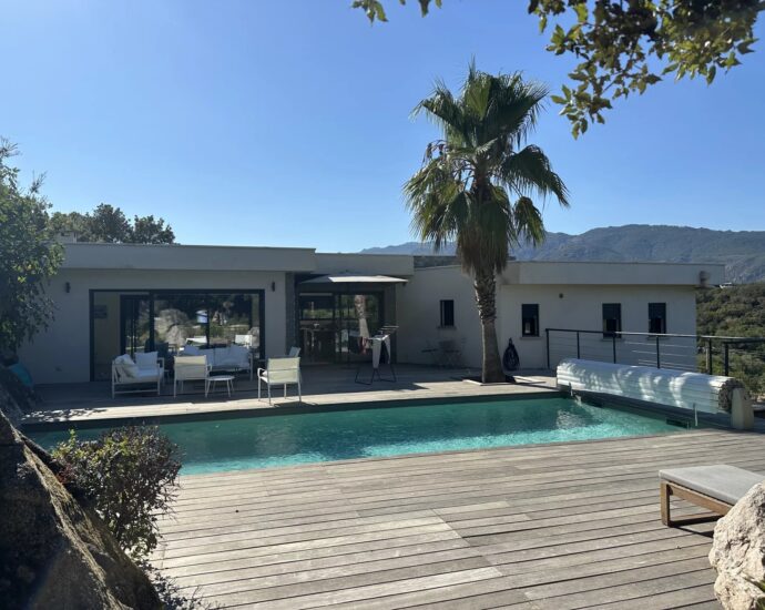Trinité-de-Porto-Vecchio, villa 5 chambres, vue montagnes et piscine