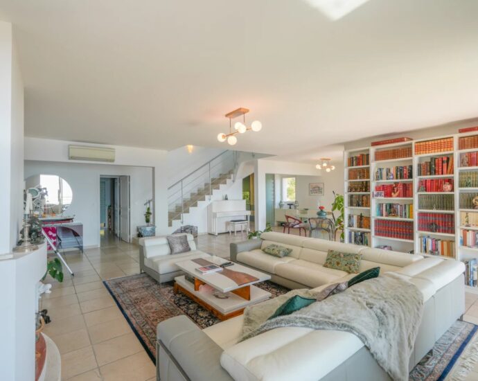 Ajaccio, Appartement en duplex, 4 chambres, terrasse, vue mer panoramique, proche plage