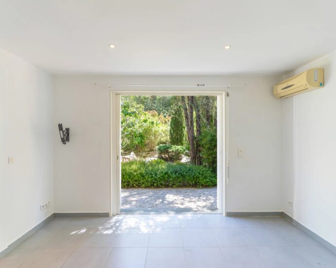 Lecci, Villa avec piscine,  5 chambres, environnement calme, proche plage et commodités
