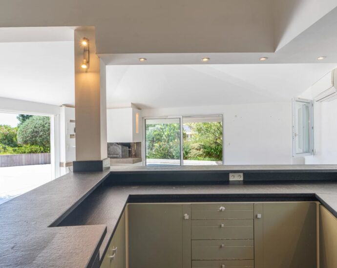 Lecci, Villa avec piscine,  5 chambres, environnement calme, proche plage et commodités