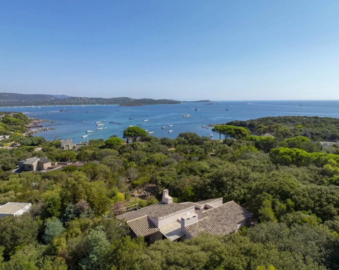 Porto-Vecchio, Domaine de Cala Rossa, villa 5 chambres, très belle vue mer, plage à 100 m