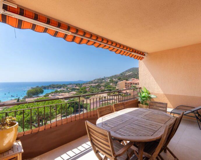 Exclusivité, Ajaccio, Route des Sanguinaires, Appartement vue mer panoramique, terrasse, une chambre, plage à pied