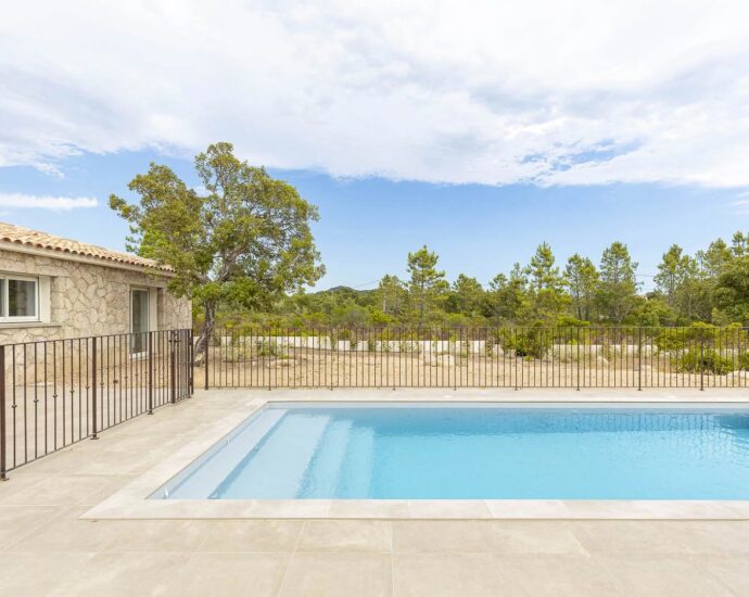 Lecci-, Villa 4 chambres, de plain-pied, avec piscine, proche plage