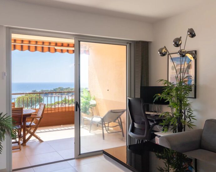Exclusivité, Ajaccio, Route des Sanguinaires, Appartement vue mer panoramique, terrasse, une chambre, plage à pied