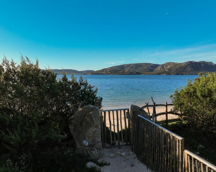 Plage de Cala Rossa, Villa 6 chambres, pied dans l&rsquo;eau, piscine, vue mer, plage à pied