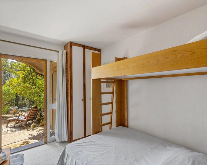 Porto-Vecchio, Palombaggia, Ensemble de deux villas à rénover, vue mer, plage à pied