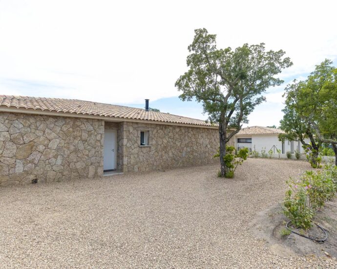 Lecci-, Villa 4 chambres, de plain-pied, avec piscine, proche plage