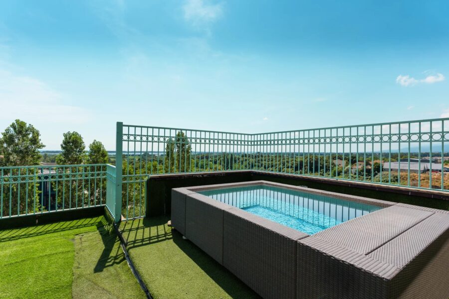 Exclusivité, Penthouse en duplex, 4 chambres, piscine, vue mer, proche plage