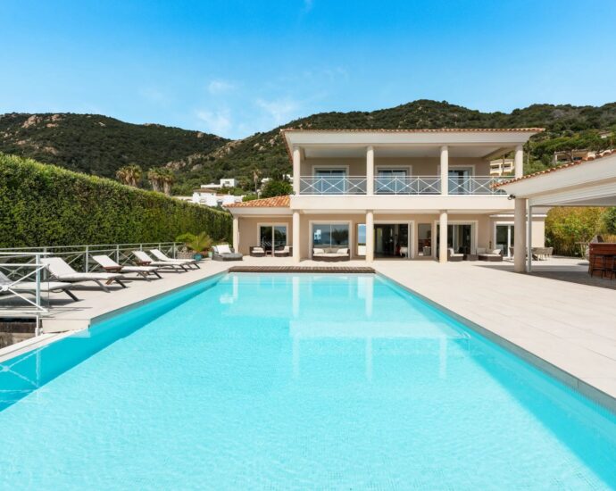 Ajaccio, Route des Sanguinaires, Villa vue mer panoramique, 5 chambres, piscine, plage à pied
