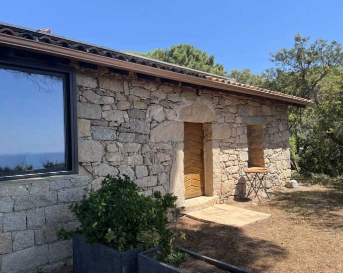 Nord d&rsquo;Ajaccio, Tiuccia, villa, 5 chambres, piscine, vue mer panoramique, plage à pied