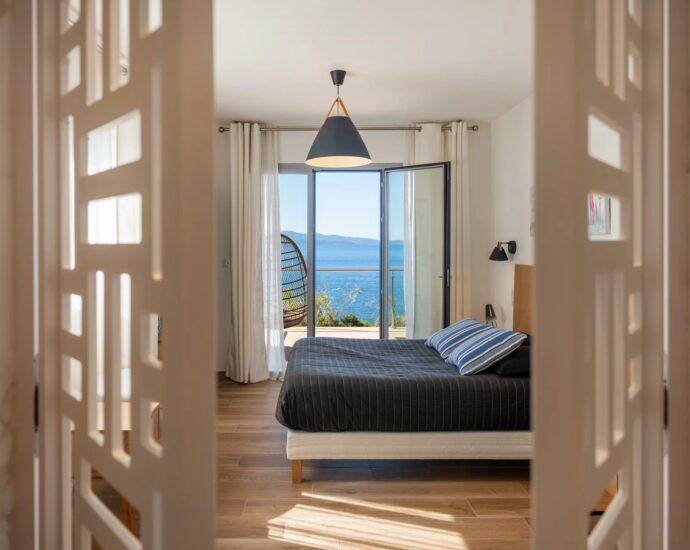 Exclusivité, Ajaccio, Bord de mer,Route des Sanguinaires, Villa vue  mer panoramique, 5 chambres, piscine , plage à pied
