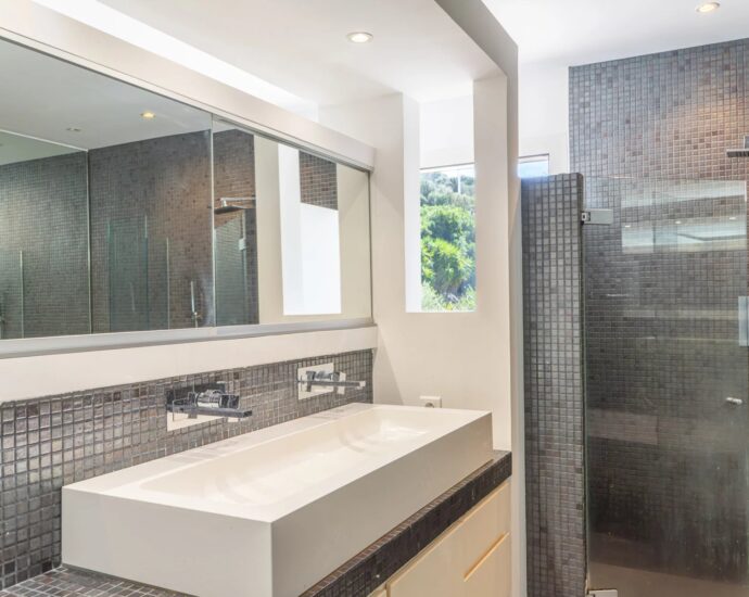 Lecci, Villa avec piscine,  5 chambres, environnement calme, proche plage et commodités