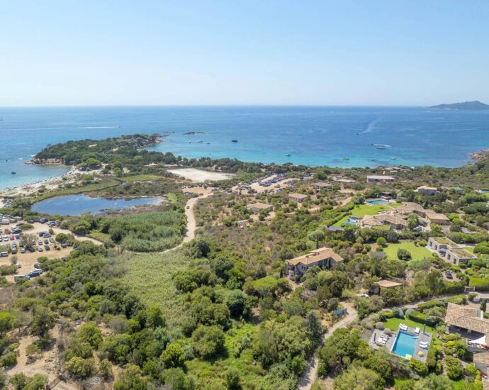 Porto-Vecchio, Palombaggia, Ensemble de deux villas à rénover, vue mer, plage à pied