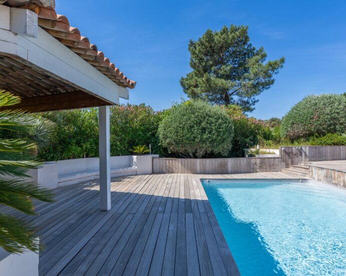 Lecci, Villa avec piscine,  5 chambres, environnement calme, proche plage et commodités