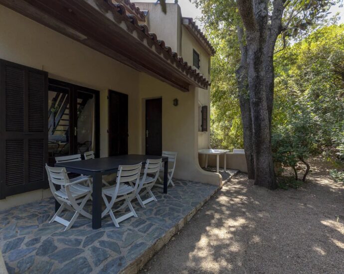 Exclusivité, Domaine de Cala Rossa, villa à rénover avec vue sur la mer, plage à pied