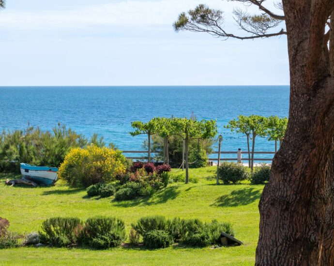 Cap Corse, Sisco, private waterfront estate, 4 units and direct access