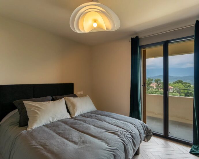 Porto-Vecchio, penthouse contemporain vue mer, 3 chambres, terrasses, garage, proche plage