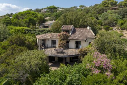 Exclusivité, Domaine de Cala Rossa, villa à rénover avec vue sur la mer, plage à pied