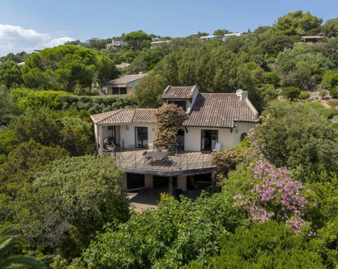 Exclusivité, Domaine de Cala Rossa, villa à rénover avec vue sur la mer, plage à pied