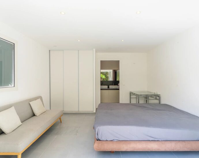 Lecci, Villa avec piscine,  5 chambres, environnement calme, proche plage et commodités
