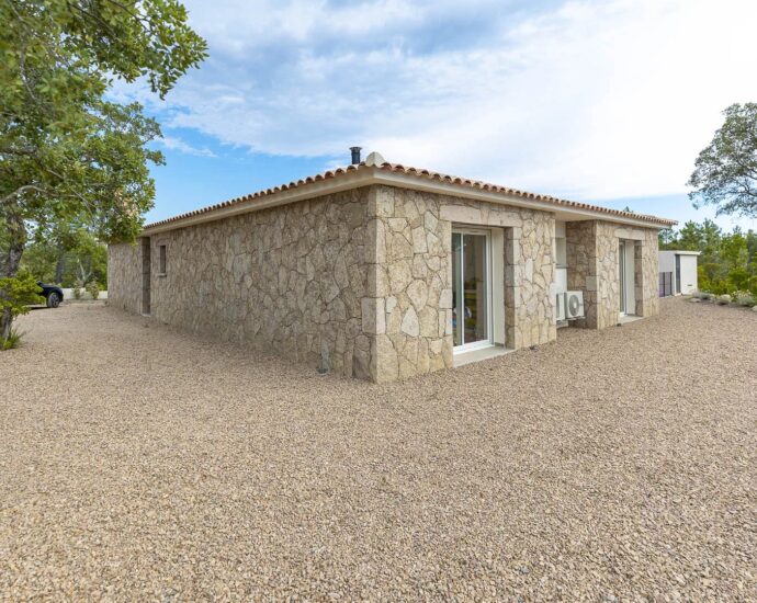 Lecci-, Villa 4 chambres, de plain-pied, avec piscine, proche plage
