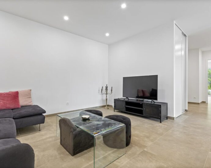 Lecci-, Villa 4 chambres, de plain-pied, avec piscine, proche plage