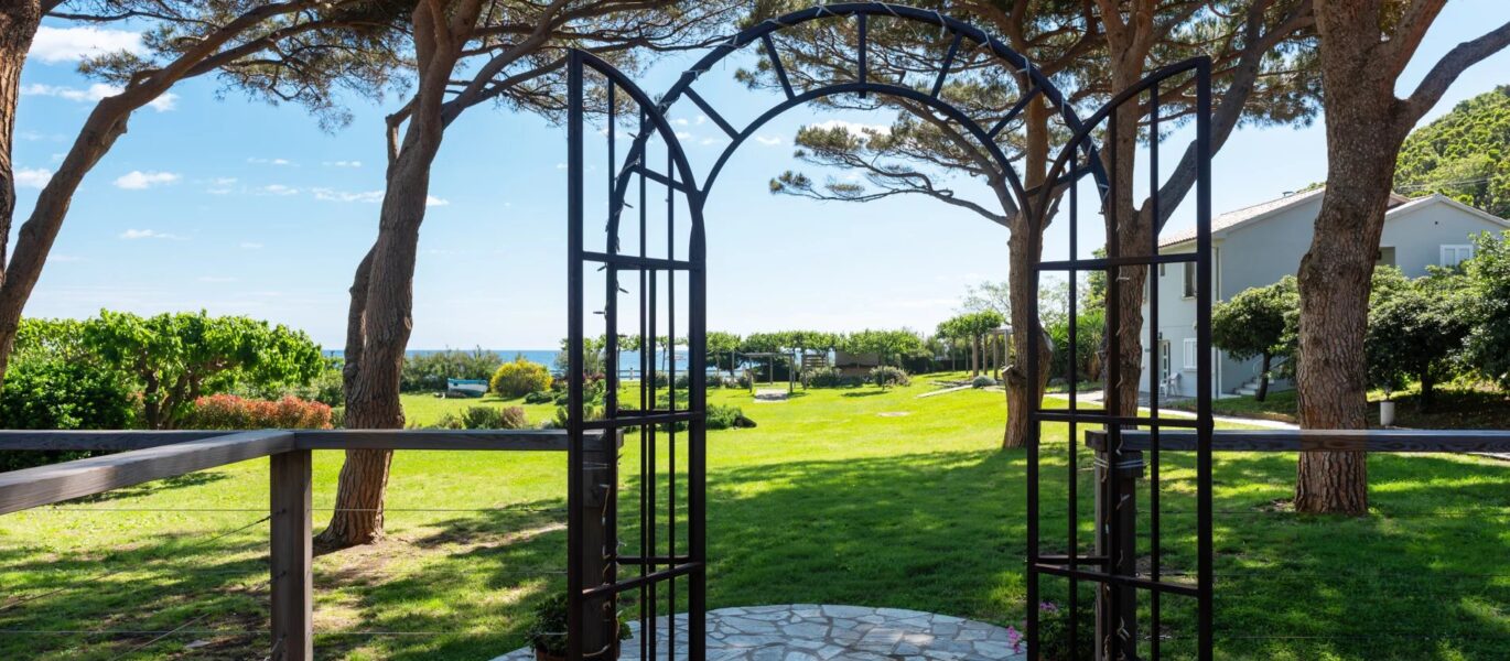 Cap Corse, Sisco, Domaine pieds dans l&rsquo;eau, 4 logements, accès direct à la mer