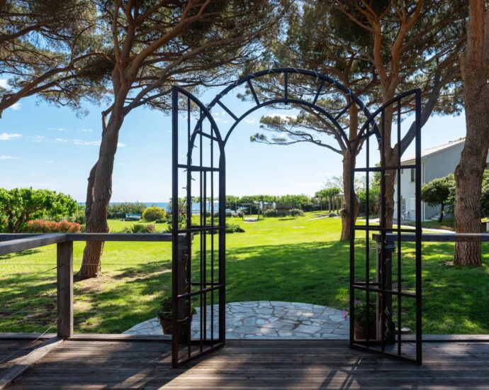 Cap Corse, Sisco, private waterfront estate, 4 units and direct access