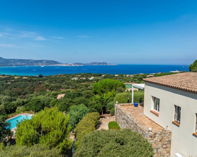 Lumio, Villa 4 chambres, piscine, vue panoramique mer et montagnes, plage à pied